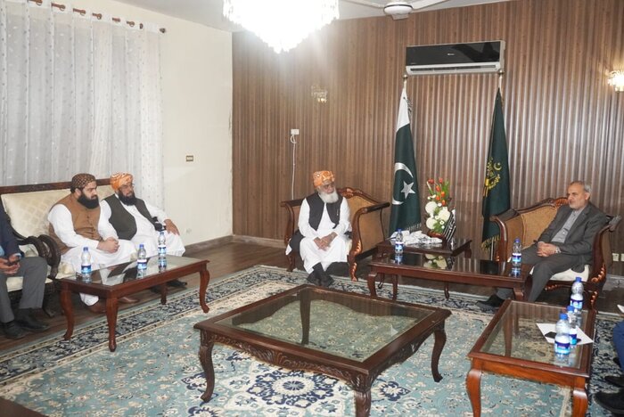 زعيم جمعية علماء الاسلام الباكستاني يتسلم دعوة من الدكتور شهرياري لحضور مؤتمر الوحدة الـ 37