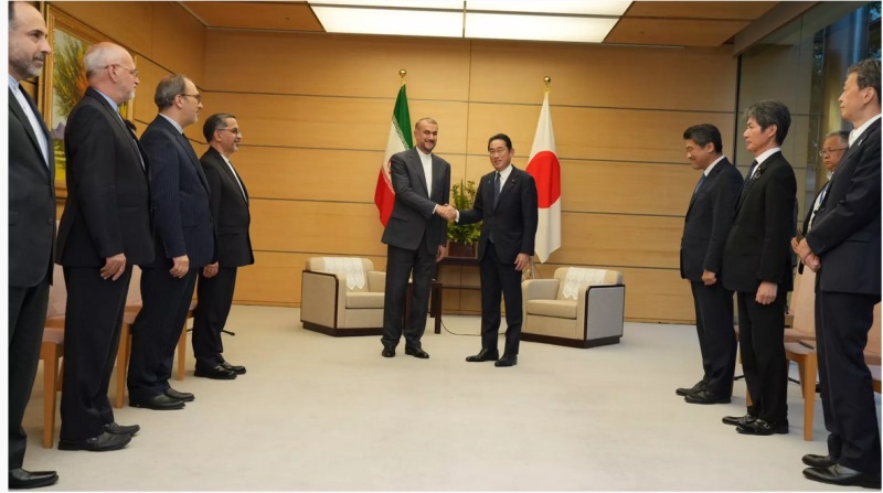 وزير الخارجية الإيراني يلتقي رئيس وزراء اليابان
