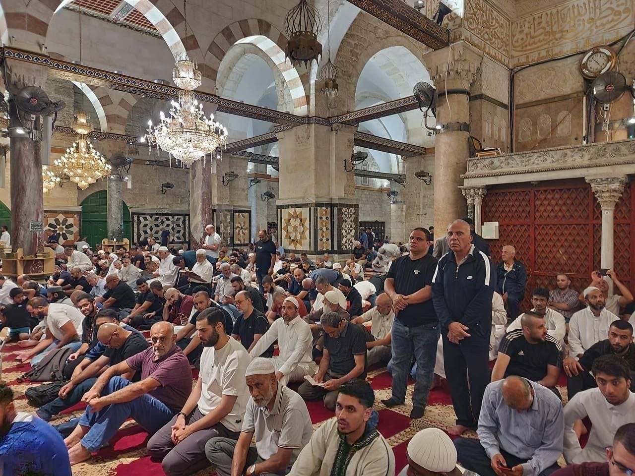 آلاف المواطنين يؤدون الفجر في المسجد الأقصى