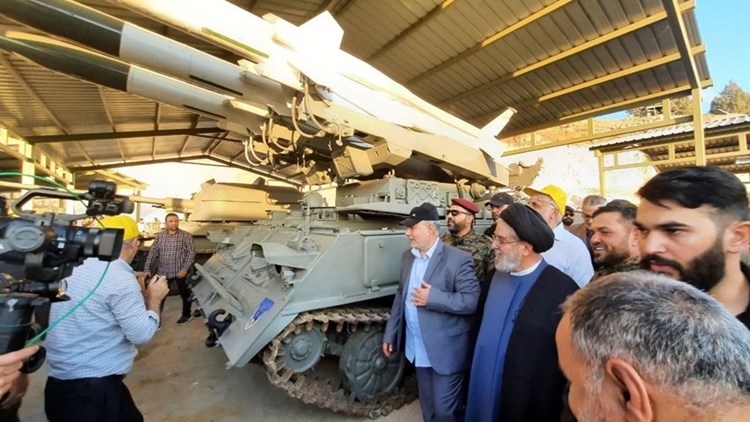 حزب الله يعرض صواريخ دفاع جوي " سام - 6 " خلال معرضٍ عسكري شرقي لبنان