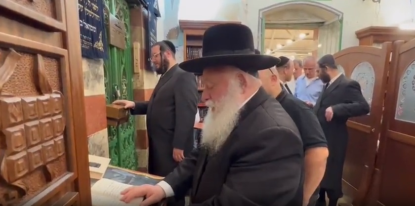 وزير إسرائيلي يقتحم المسجد الابراهيمي ويؤدي طقوسًا تلمودية