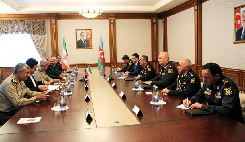 وفد عسكري إيراني  يلتقي مع وزير الدفاع الاذربيجاني ومساعد الرئيس الاذربيجاني في باكو
