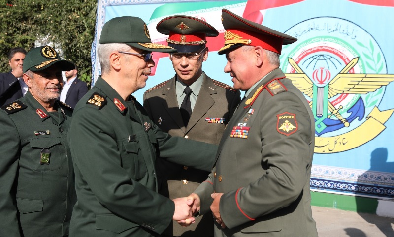 رئيس الاركان الايراني يستقبل وزير الدفاع الروسي رسميا