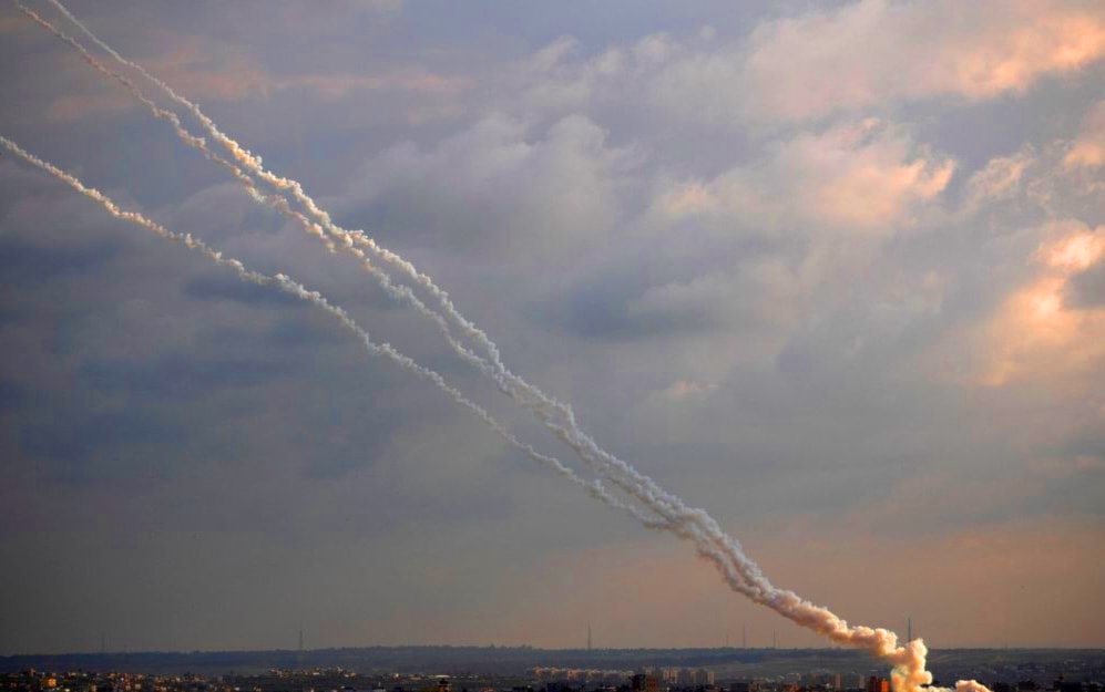 وجّهت كتائب القسام ضربة صاروخية كبيرة بـ 150 صاروخاً لعسقلان المحتلة
