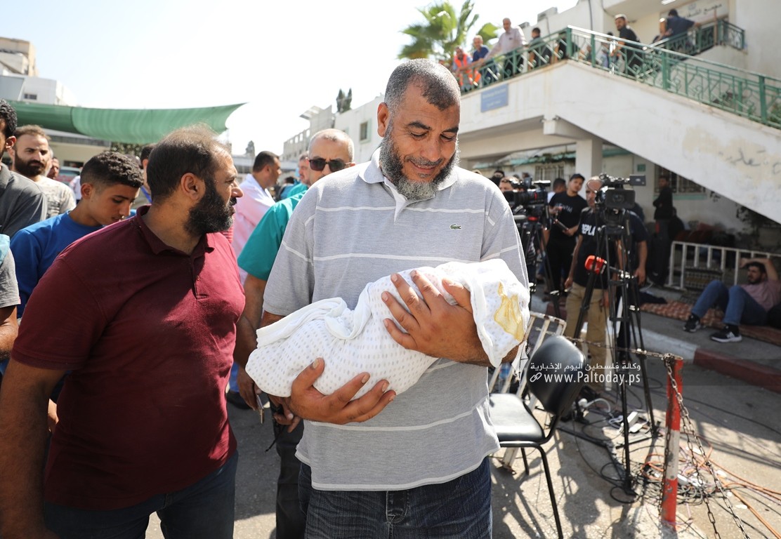 الطفل فايز يوسف الكفارنة بعد استهداف منزلهم شمال القطاع من طيران الاحتلال فى سادس يوم من العدوان