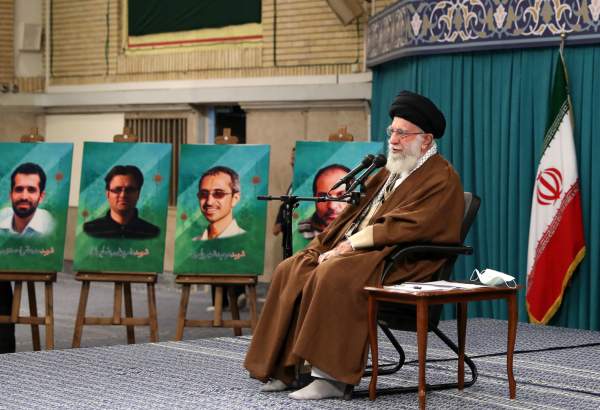 رہبر معظم انقلاب اسلامی سے ملک کے اعلیٰ سائنسی ہنرمندوں کی ملاقات  