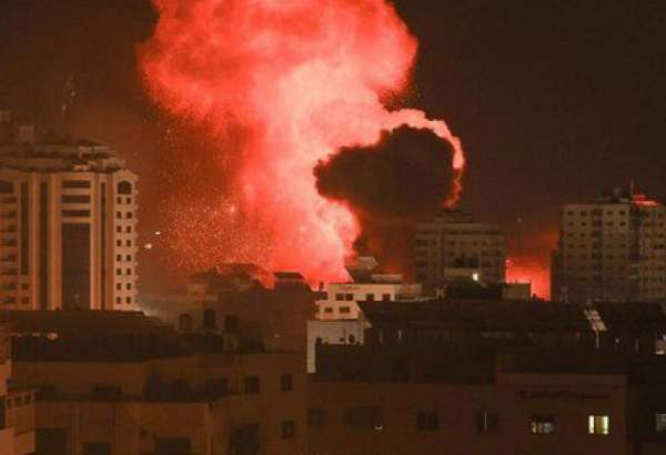 لحظه بمباران محله تل الهوی در غزه  
