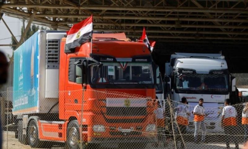 دخول أول قافلة (20شاحنة) مساعدات "محدودة" إلى غزة ومطالبات للأونروا بتوزيعها على كافة القطاع