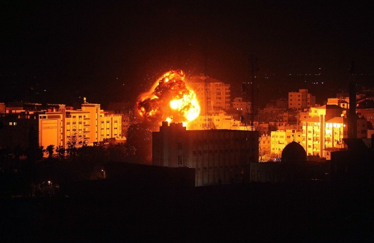 انقطاع الاتصالات والإنترنت .. قصف إسرائيلي مكثف على قطاع غزة