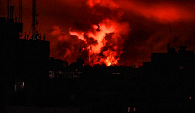 أكثر من 100 شهيد بقصف مبنى يأوي نازحين في غزة