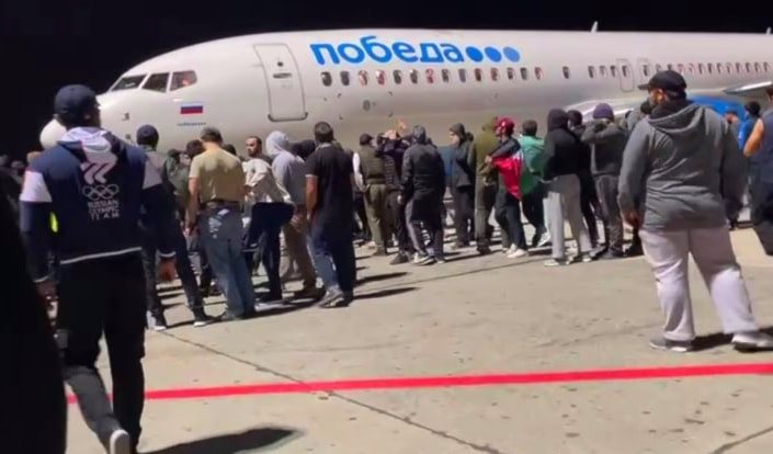 حشود في داغستان تقتحم مطار العاصمة إثر هبوط طائرة إسرائيلية