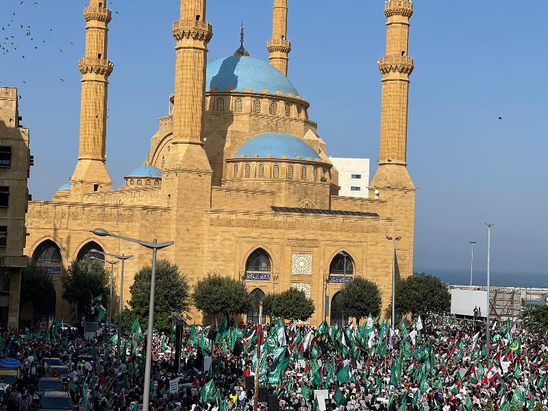 تقرير مصور .. الجماهير الفلسطينية واللبنانية تحتشد وسط بيروت دعمًا لغزة  