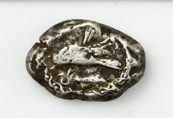 اهدای سکه‌ ۲۳۰۰ ساله به گنجینه سکه موزه رضوی