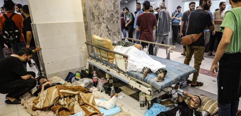 تقرير مصور .. الجرحى في غزة، يفترشون أراضي المشافي المكتظّة عن آخرها بالجرحى والنازحين