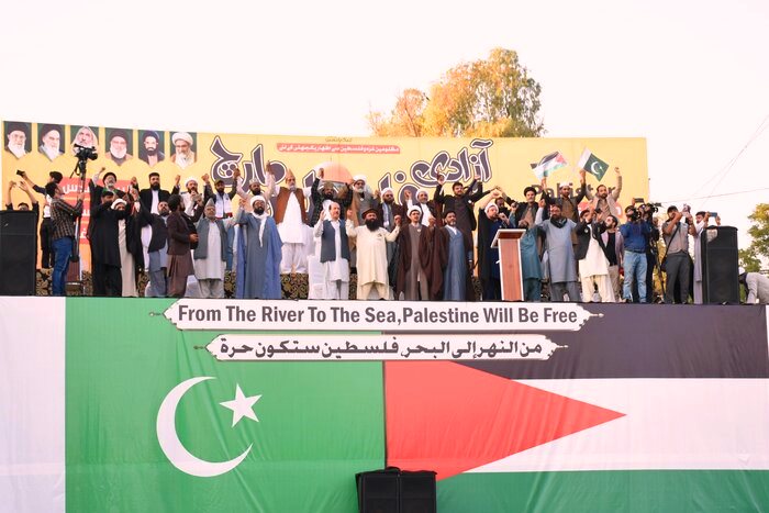 آلاف الباكستانيين يطالبون بوقف المجازر الصهيونية من أمام السفارة الأمريكية