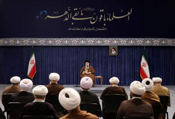 Leader hails Ayatollah Tabatabaei “unique figure in recent century seminaries”