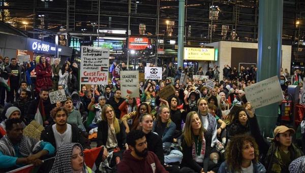 Pro-Palestine protest held at Schiphol Airport, Amsterdam (photo)  <img src="/images/picture_icon.png" width="13" height="13" border="0" align="top">