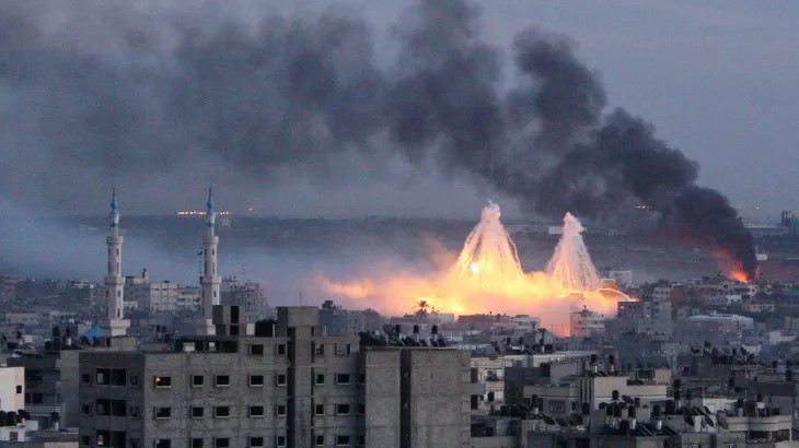 المرصد الأورومتوسطي : قصف إسرائيلي بالفسفور الأبيض على غزة لارتكاب الإبادة والتهجير القسري
