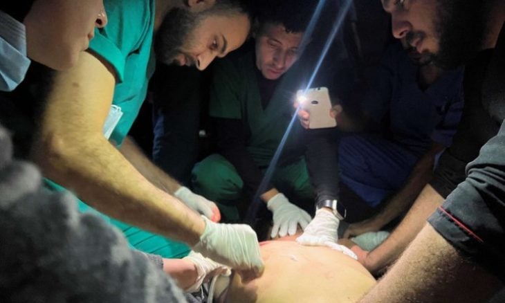 الطواقم الطبية تعمل على ضوء الهاتف المحمول في غزة