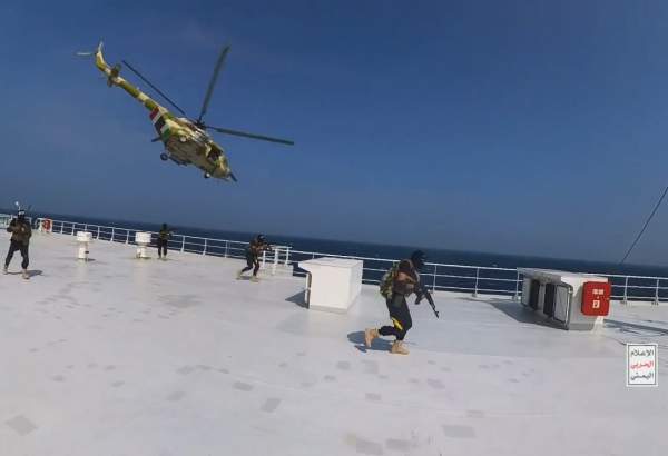 یمنیوں کے ہاتھوں صہیونی جہاز کو قبضے میں لینے کے لمحے کی تصاویر  