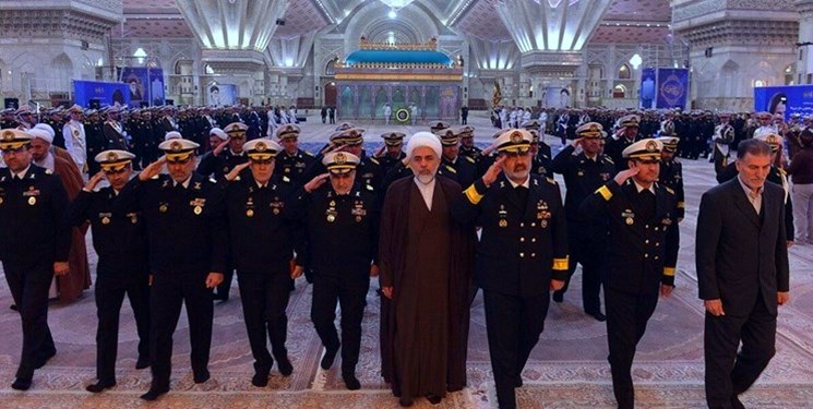 قادة سلاح البحر في الجيش الايراني يجددون العهد مع مبادئ الإمام الخميني (رض)