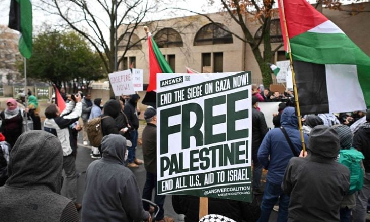 تقریر مصور .. المتظاهرون يلوحون بالأعلام الفلسطينية أمام السفارة الإسرائيلية في واشنطن