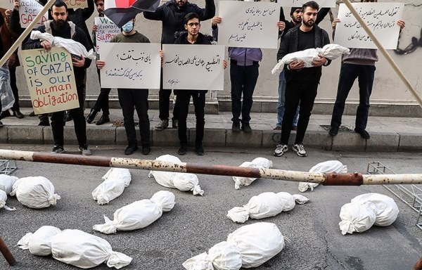 Iranian students condemn Egypt over cooperation in blockade of Gaza (photo)
