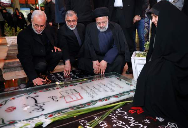 الرئيس الايراني يزور مزار الفريق الشهيد سليماني  