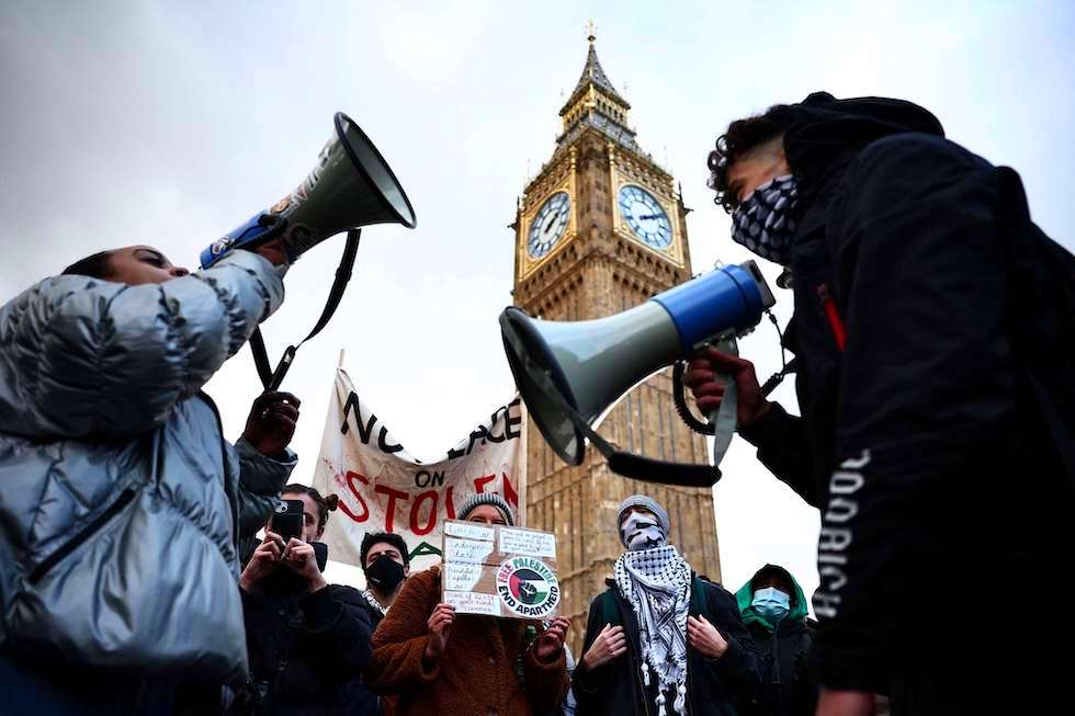 متظاهرون مؤيدون للفلسطينيين  في لندن مطالبين بوقف فوري لحرب الإبادة على قطاع غزة