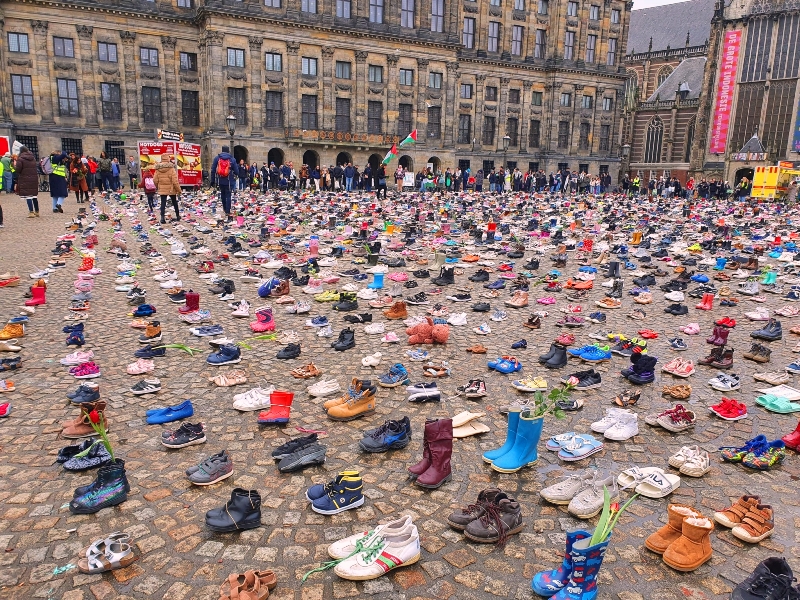 تضامن المئات في العاصمة الهولندية أمستردام مع أهالي قطاع غزّة، وقاموا بإيصال رسالة تضامنٍ عبر وضع 10 آلاف حذاء طفل في ساحة 