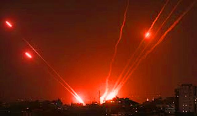 صواريخ القسّام تنطلق من خان يونس مستهدفةً "تل أبيب"