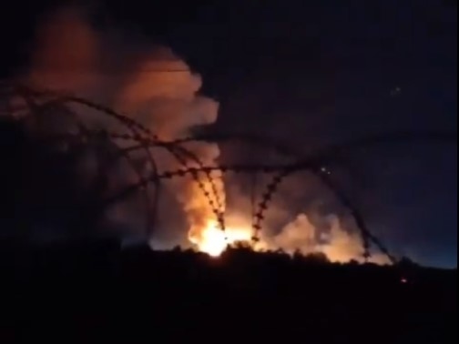 مشهد متداول لدخان متصاعد من جرّاء غارات أميركية على دير الزور شرقي سوريا
