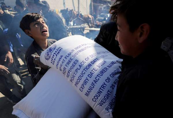 توزیع کیسه‌های آرد اهدایی سازمان ملل به مردم غزه  