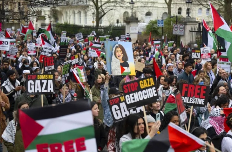 الآلاف خرجوا في مسيرة من حديقة هايد بارك وسط لندن باتجاه السفارة الإسرائيلية للمطالبة بوقف الإبادة في غزة