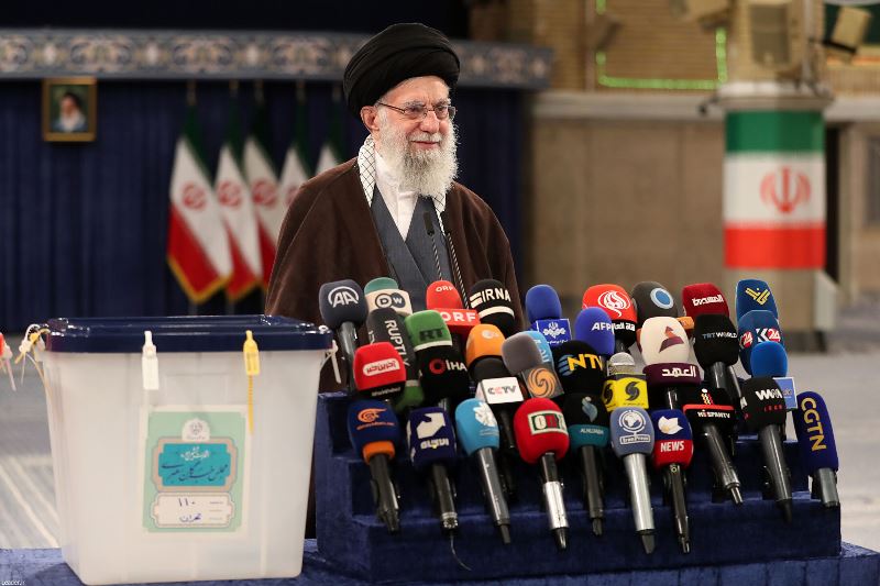 الامام الخامنئي : العالم ينظر إلينا ليرى ما ستفضي إليه الانتخابات في إيران