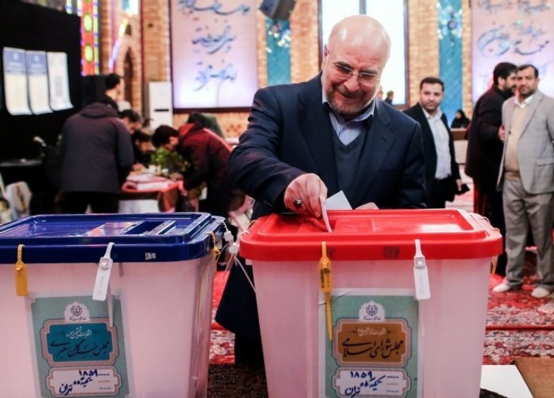 الشخصيات السياسية الإيرانية تشارك في عملية الانتخابات