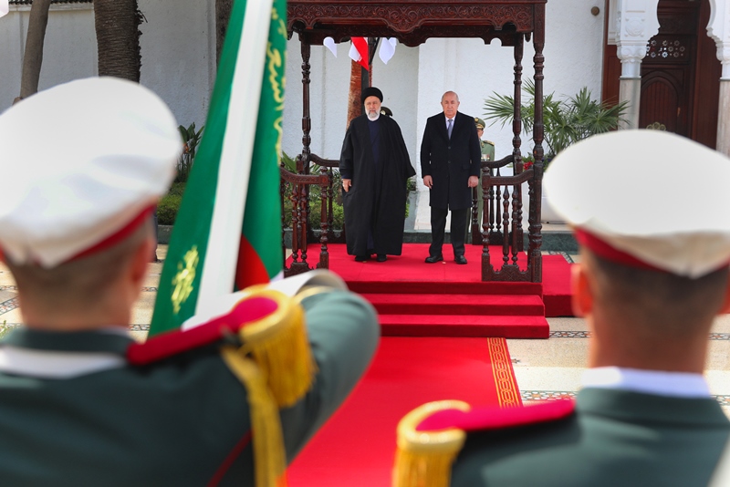 الرئيس الجزائري يستقبل نظيره الايراني رسميا بقصر المرادية