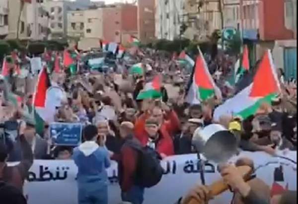 مراکش میں عوام کا صیہونی حکومت اور غزہ میں اس کے جرائم کے خلاف مظاہرہ
