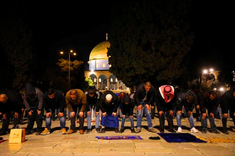 صلاة التراويح في باحات المسجد الأقصى رغم قيود الصهاينة و الإضطهاد
