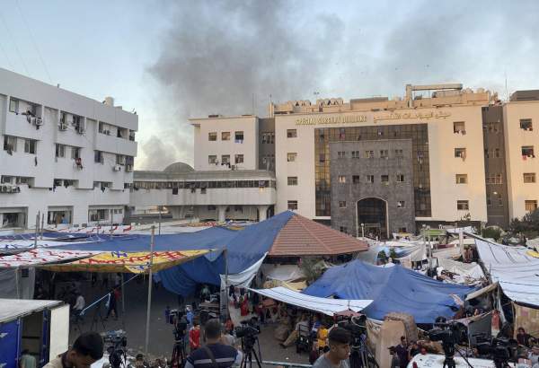 صیہونی حکومت کے فوجیوں کا غزہ کے شفا اسپتال پر حملہ