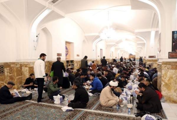 Imam Reza holy shrine serves pilgrims with Iftar meal (photo)  