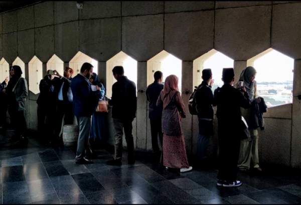 مهمانان نمایشگاه بین‌المللی قرآن از برج آزادی بازدید کردند