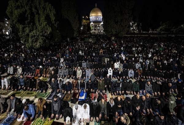 Thousands of Palestinians attend Ramadan prayers at al-Aqsa