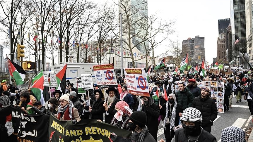 صلاة متزامنة لمسلمين ومسيحيين ويهود دعما لغزة بمدينة نيويورك الأمريكية