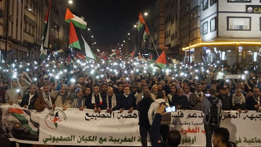 آلاف المغاربة يطالبون بإنهاء الحصار ووقف الحرب على غزة