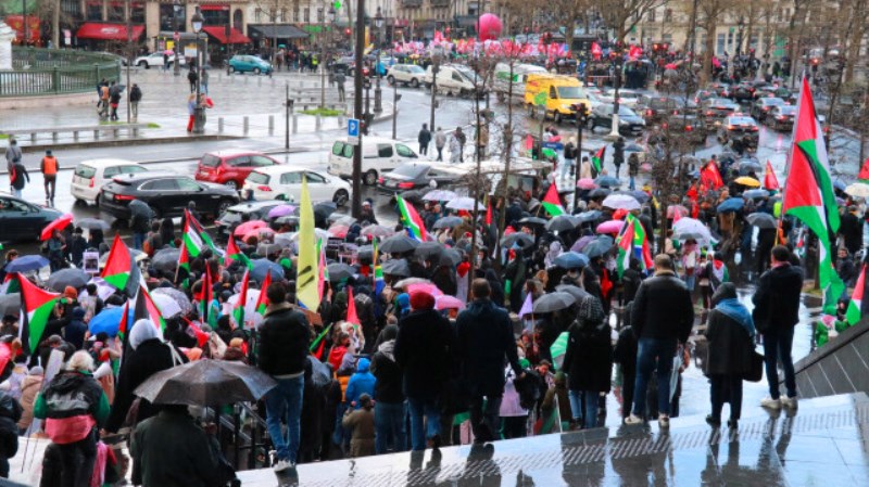 وسط الأمطار.. باريس تشهد مسيرة مناهضة للعنصرية وداعمة لغزة
