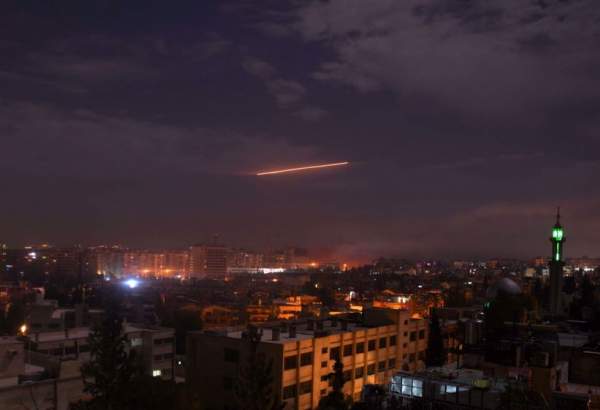 La défense aérienne syrienne repousse une frappe de missile israélienne près de Damas