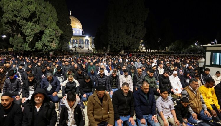70 ألفا يؤدون العشاء والتراويح في مسجد الأقصى المبارك