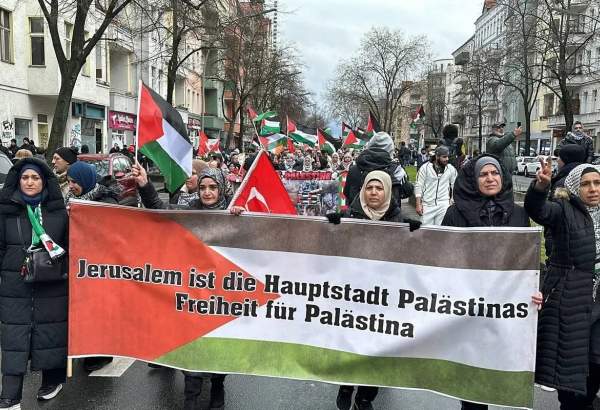 Berlin police crack down on pro-Palestinian demonstrators, assault woman