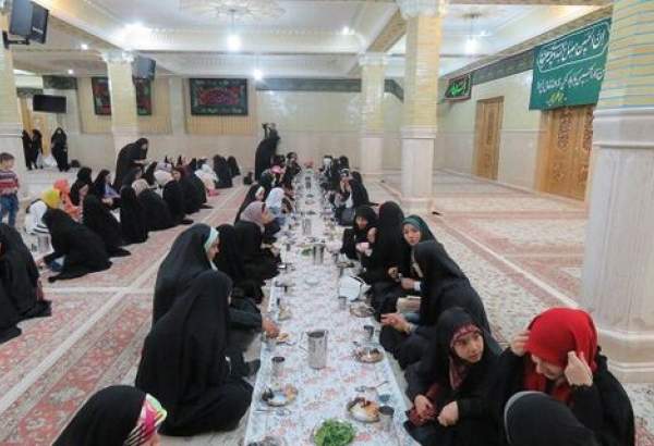 مشارکت بانوان در گستراندن سفره کریمانه افطاری مساجد
